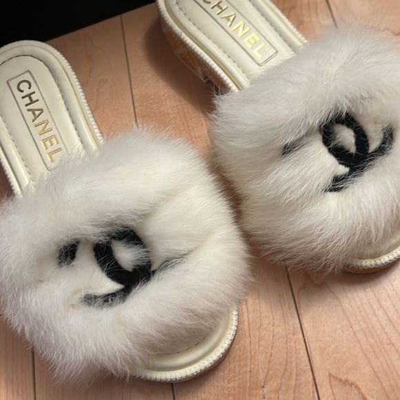 CHANEL Rare White Fur Black Logo Slippers Size 8.5 - Picture 6 of 7